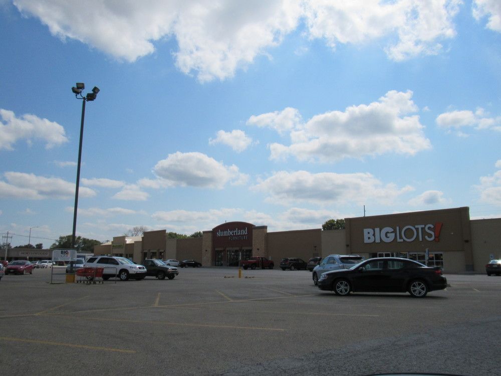 Galesburg, IL Redeveloped Retail Center: 1270 N Henderson St, Galesburg, IL 61401